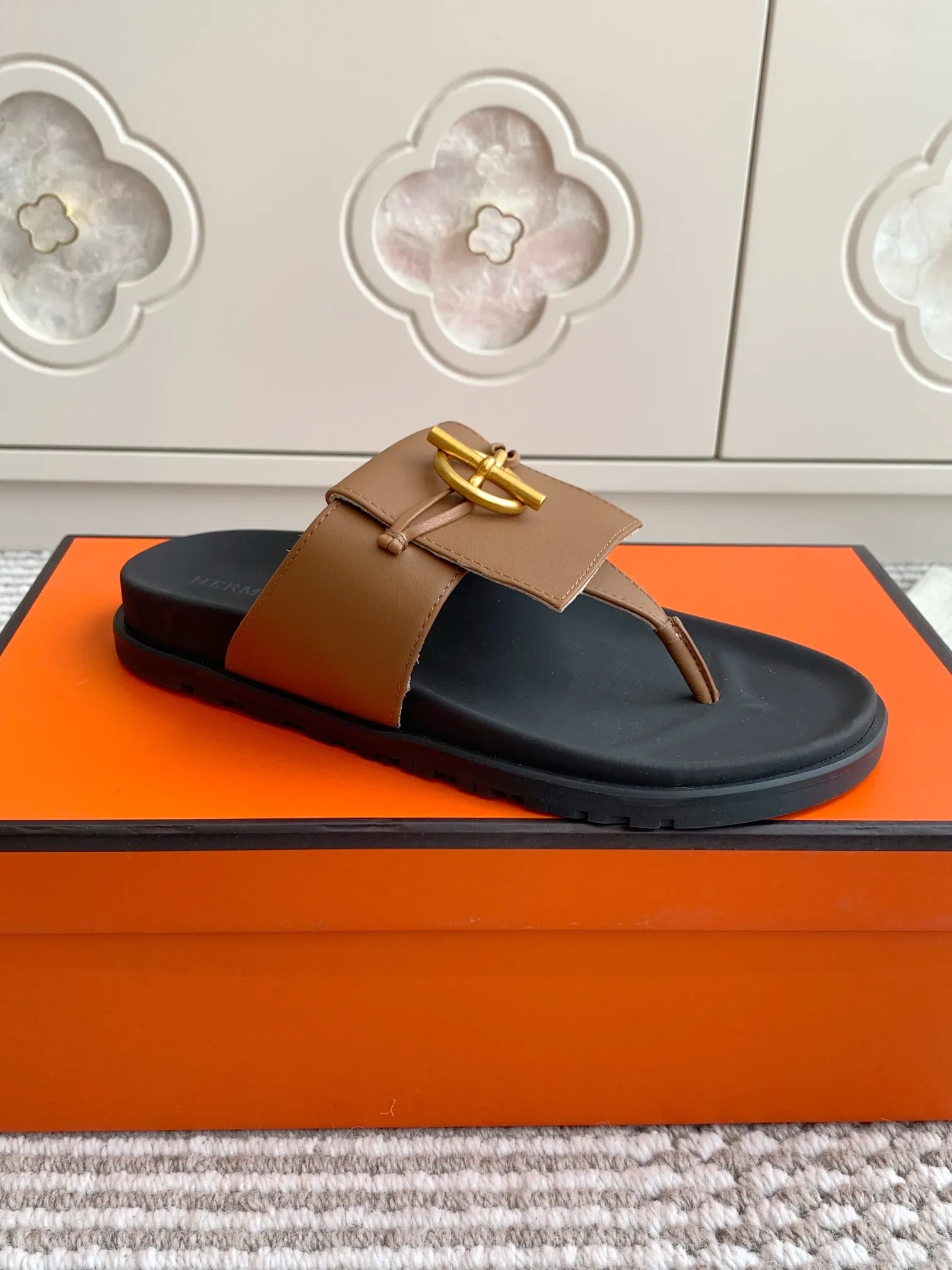 👟👟Ex-factory price 480👟👟 Hermes 〰️H chypre series Kelly buckle slippers Quality Upper: imported calfskin/palmprint cowhide/imported cowhide Foot pads imported silk cowhide, original molded outsole Female size: 35-42